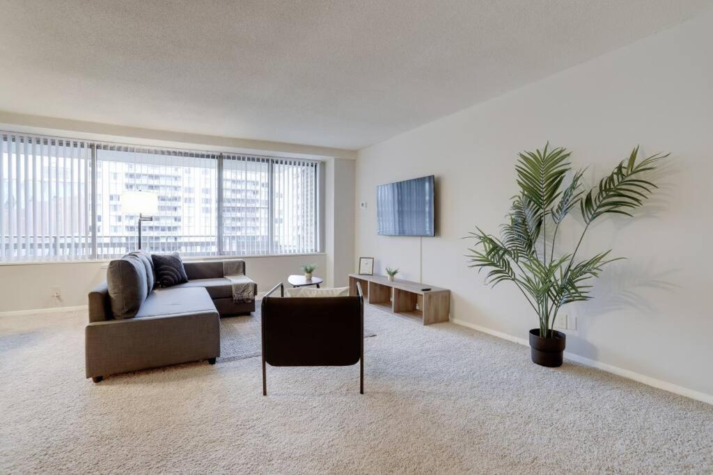Elegant Apartment W Views At Crystal City 알링턴 외부 사진