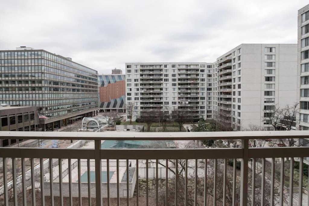Elegant Apartment W Views At Crystal City 알링턴 외부 사진