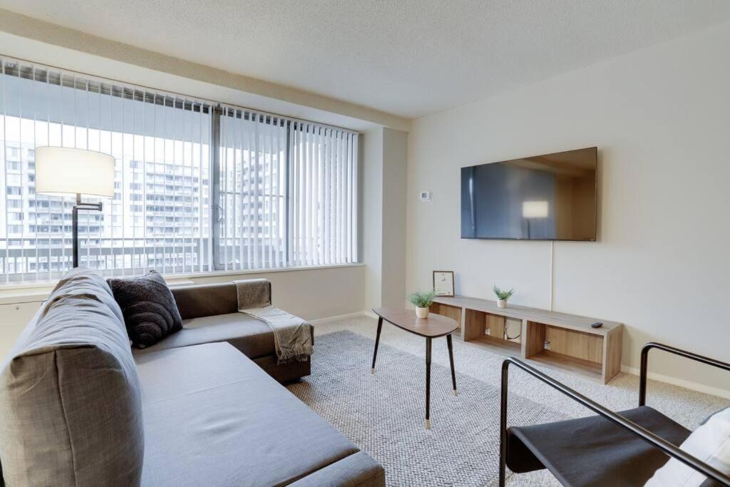 Elegant Apartment W Views At Crystal City 알링턴 외부 사진